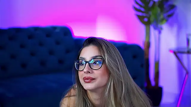 MaddieBryggs online show from 11/15/25, 10:01