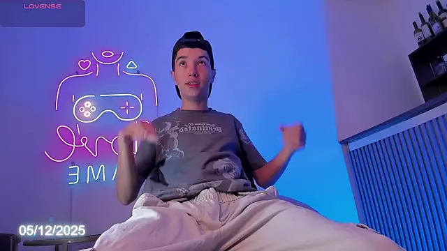 Snapshot of Dallen_Grant chatting on 12/05/25, 12:36 Dallen Grant online show from 12/05/25, 12:36