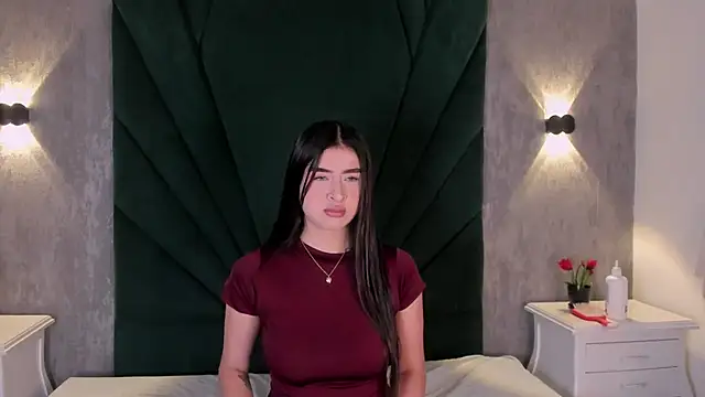 EmiliClarke online show from 04/04/26, 11:29