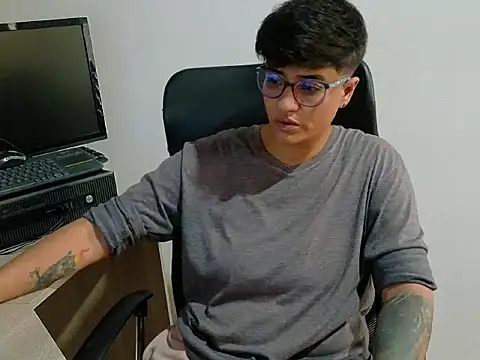 Snapshot of zarek_boston chatting on 12/17/25, 11:27 zarek boston online show from 12/17/25, 11:27