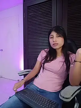 YeseniaRodriguez3 online show from 04/13/26, 12:32