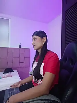 YeseniaRodriguez3 online show from 04/14/26, 12:33