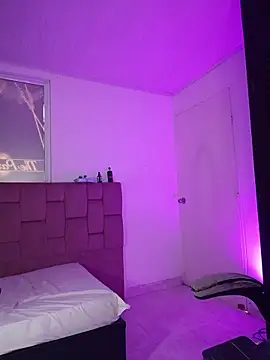 YeseniaRodriguez3 online show from 04/15/26, 06:37