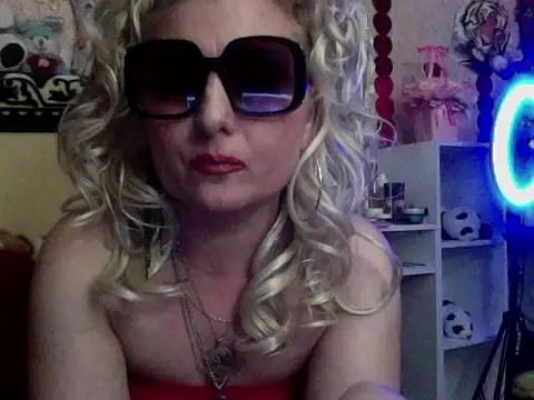 xHot Amazonq online show from 11/29/25, 10:24