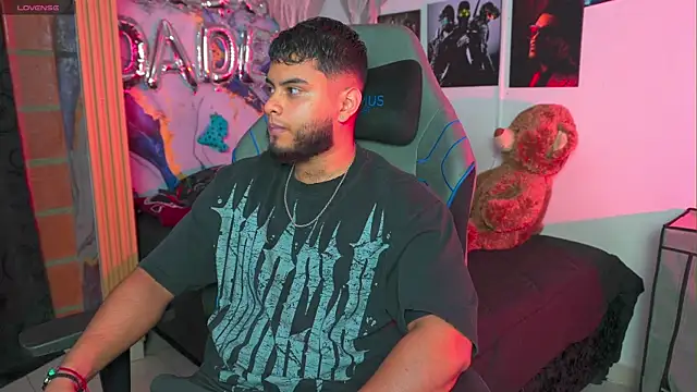 Tiler wolker online show from 04/23/26, 12:12