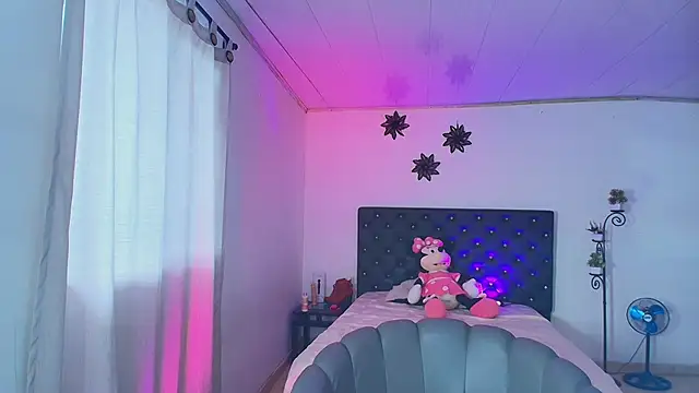 GiannaRoberts online show from 11/10/25, 12:15