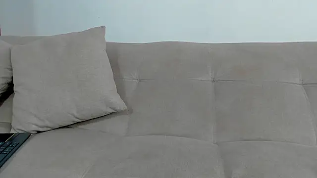 Snapshot of hanathompson___0 chatting on 12/18/25, 03:51 hanathompson 0 online show from 12/18/25, 03:51