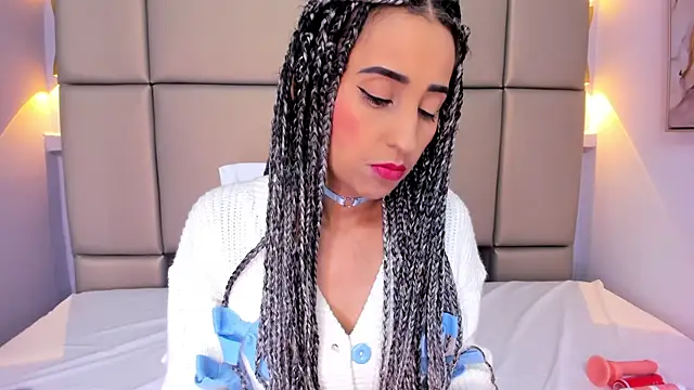 violett rabbit  online show from 11/29/25, 12:30