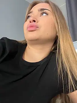 Snapshot of MilaRaven chatting on 11/28/25, 07:33 MilaRaven online show from 11/28/25, 07:33