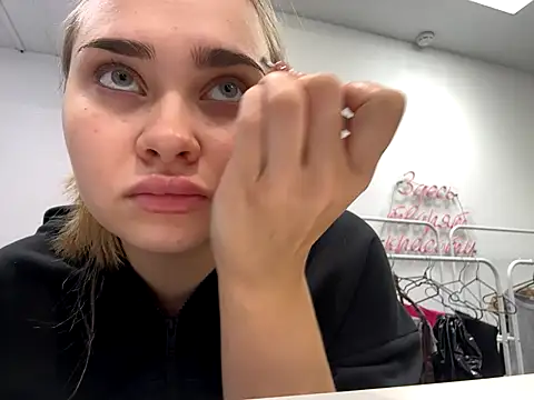 Snapshot of MilaRaven chatting on 12/02/25, 06:41 MilaRaven online show from 12/02/25, 06:41