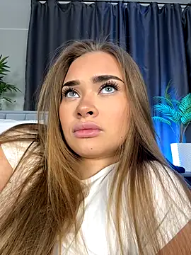 Snapshot of MilaRaven chatting on 12/15/25, 07:01 MilaRaven online show from 12/15/25, 07:01