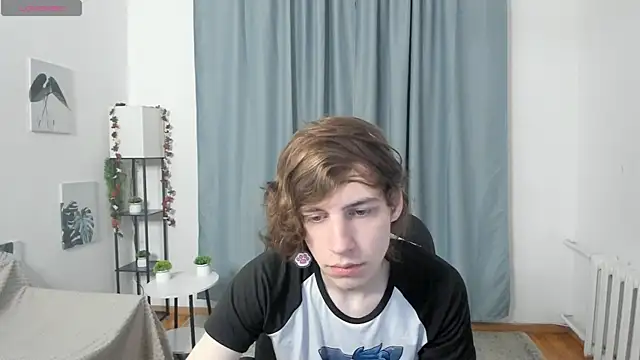 Snapshot of AvenGlow chatting on 12/15/25, 05:12 AvenGlow online show from 12/15/25, 05:12