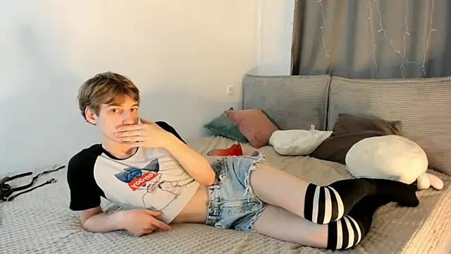 AvenGlow online show from 04/15/26, 05:25