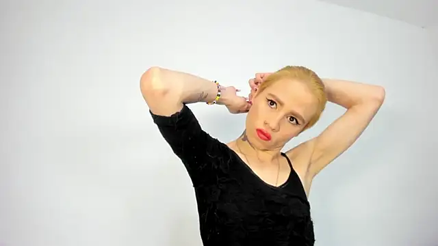 Snapshot of natacha_ferrer1 chatting on 11/19/25, 12:05 natacha ferrer1 online show from 11/19/25, 12:05