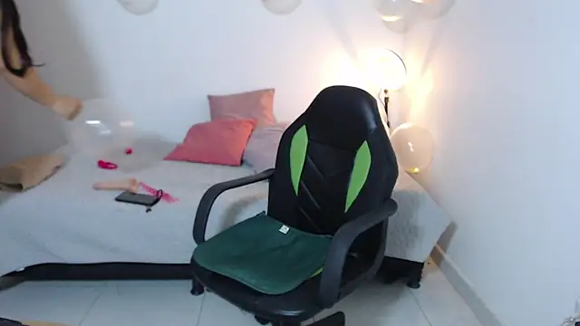 Snapshot of angiedavies10 chatting on 10/29/25, 02:41 angiedavies10 online show from 10/29/25, 02:41