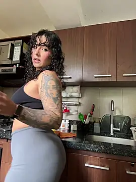 Snapshot of SugarTroubl33 chatting on 12/16/25, 01:16 SugarTroubl33 online show from 12/16/25, 01:16