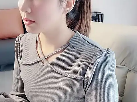 Snapshot of lvy-002 chatting on 12/21/25, 02:02 lvy-002 online show from 12/21/25, 02:02