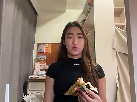 Snapshot of AlishaCheng chatting on 12/20/25, 01:40 AlishaCheng online show from 12/20/25, 01:40