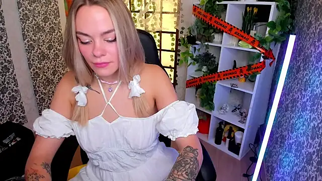 Snapshot of Isabella_Lure chatting on 11/08/25, 09:09 Isabella Lure online show from 11/08/25, 09:09