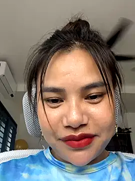 Snapshot of VinaVibe chatting on 10/28/25, 04:49 VinaVibe online show from 10/28/25, 04:49