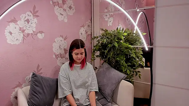 Snapshot of SharieTenuta chatting on 11/01/25, 11:34 SharieTenuta online show from 11/01/25, 11:34