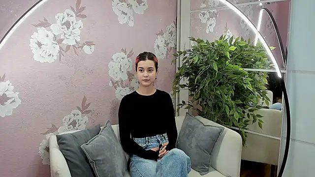 Snapshot of SharieTenuta chatting on 11/03/25, 09:43 SharieTenuta online show from 11/03/25, 09:43