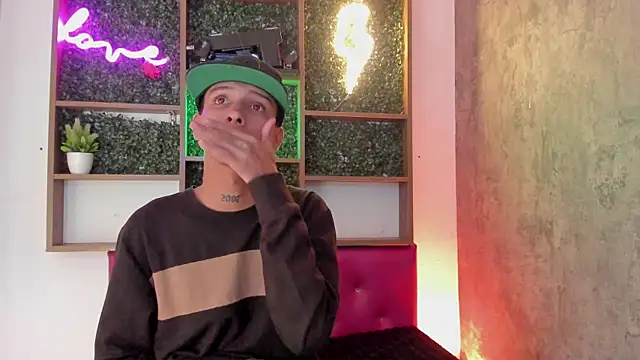 Snapshot of Max_Steell chatting on 10/28/25, 05:44 Max Steell online show from 10/28/25, 05:44