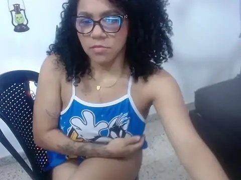 Snapshot of IsabellaMoretti_ chatting on 10/28/25, 10:01 IsabellaMoretti  online show from 10/28/25, 10:01