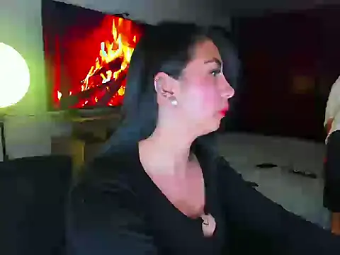 Snapshot of wolf_tatto_couple chatting on 10/29/25, 10:33 wolf tatto couple online show from 10/29/25, 10:33