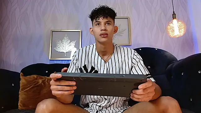 KamiSuarez online show from 11/06/25, 06:20