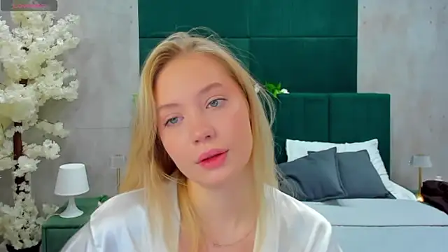 Melanie Ryer online show from 11/18/25, 01:11