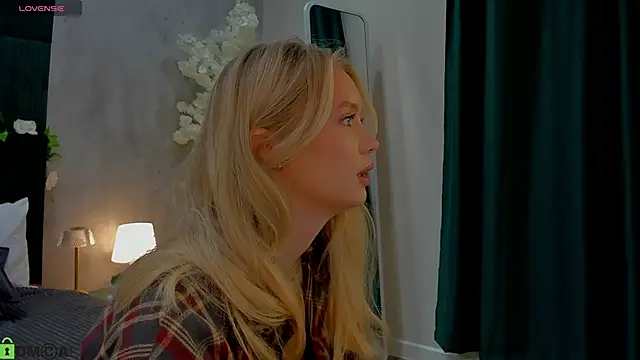 Melanie Ryer online show from 11/22/25, 01:04