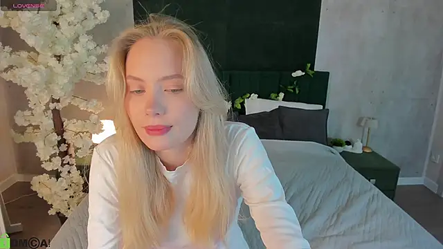 Melanie Ryer online show from 12/17/25, 10:38