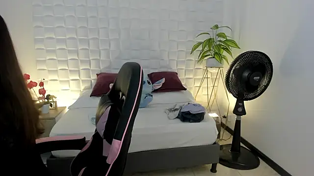 victoria 243 online show from 02/16/26, 04:19