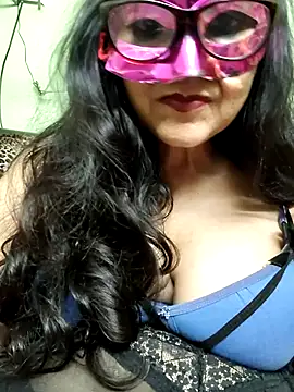 Snapshot of LOVE__RANI chatting on 08/02/26, 06:06 LOVE RANI online show from 08/02/26, 06:06