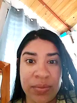 Snapshot of AlayaMore chatting on 10/31/25, 02:18 AlayaMore online show from 10/31/25, 02:18