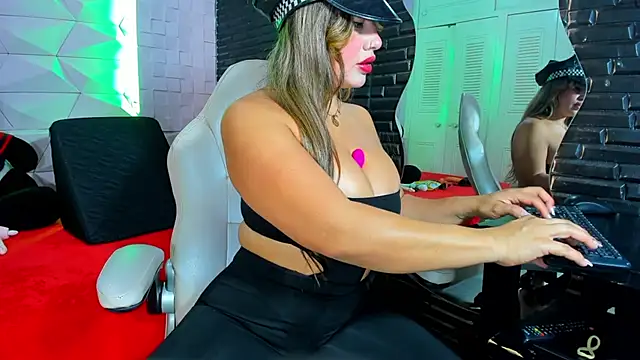 Snapshot of ChanellBrad chatting on 12/18/25, 01:50 ChanellBrad online show from 12/18/25, 01:50