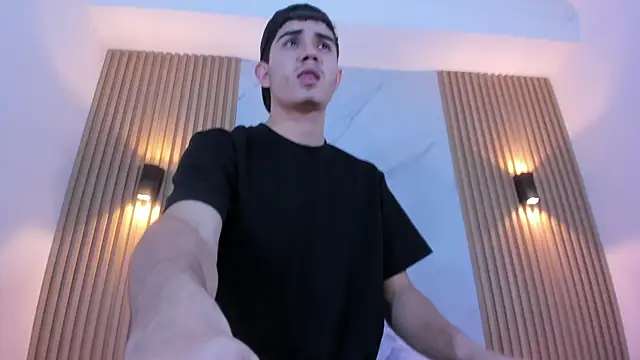 Snapshot of alejo_gray chatting on 10/29/25, 03:53 alejo gray online show from 10/29/25, 03:53