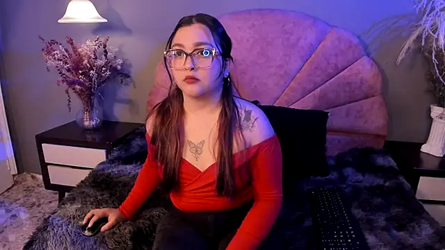 Snapshot of CrystalMay_ chatting on 11/05/25, 11:43 CrystalMay online show from 11/05/25, 11:43