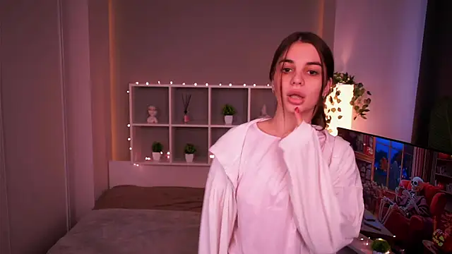 LauraHansil online show from 11/08/25, 06:57