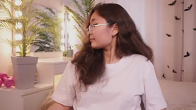 Snapshot of LeanoraBierod chatting on 10/29/25, 10:28 LeanoraBierod online show from 10/29/25, 10:28