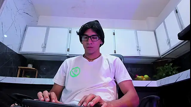 Snapshot of kane_del_toro chatting on 12/14/25, 01:22 kane del toro online show from 12/14/25, 01:22