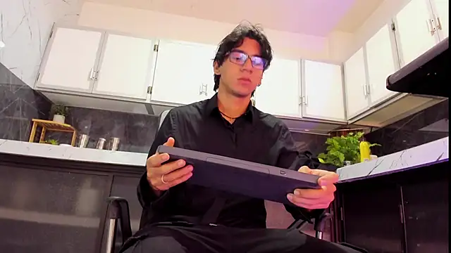 Snapshot of kane_del_toro chatting on 12/20/25, 02:18 kane del toro online show from 12/20/25, 02:18