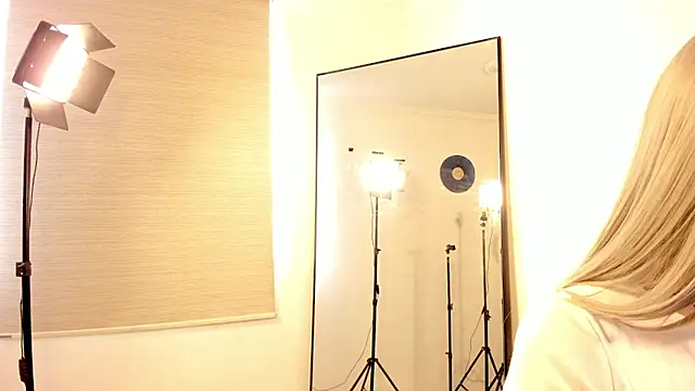 candice star online show from 12/04/25, 09:01