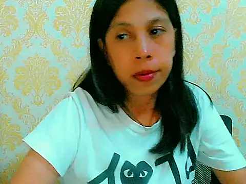 Snapshot of nhicole4u chatting on 11/01/25, 02:08 nhicole4u online show from 11/01/25, 02:08