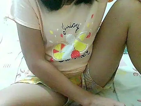 Snapshot of nhicole4u chatting on 12/01/25, 11:37 nhicole4u online show from 12/01/25, 11:37