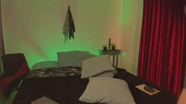 estmonnn online show from 12/17/25, 12:05