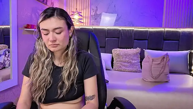 Im-Lola online show from 11/26/25, 07:59