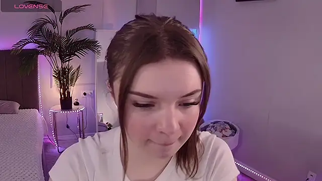 Snapshot of Alice_Bloome chatting on 10/29/25, 09:11 Alice Bloome online show from 10/29/25, 09:11