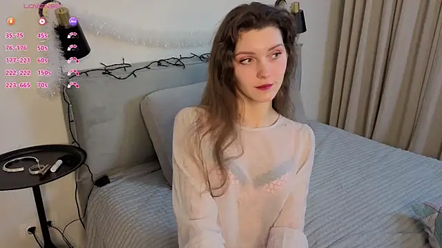 Snapshot of LauraYoungg chatting on 12/19/25, 09:33 LauraYoungg online show from 12/19/25, 09:33